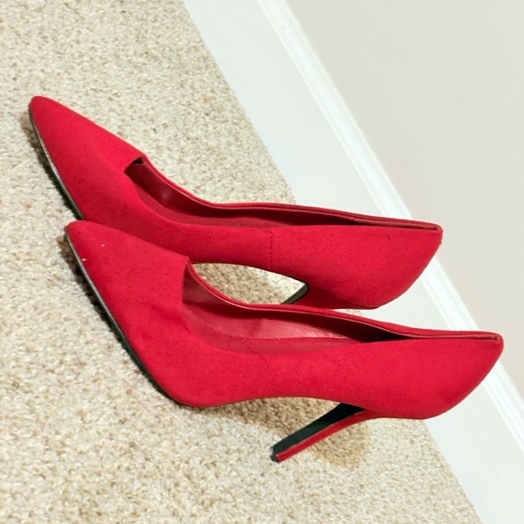 Red High Heels with Classic Pump Style and High Thin Heel - Picture 8 of 10